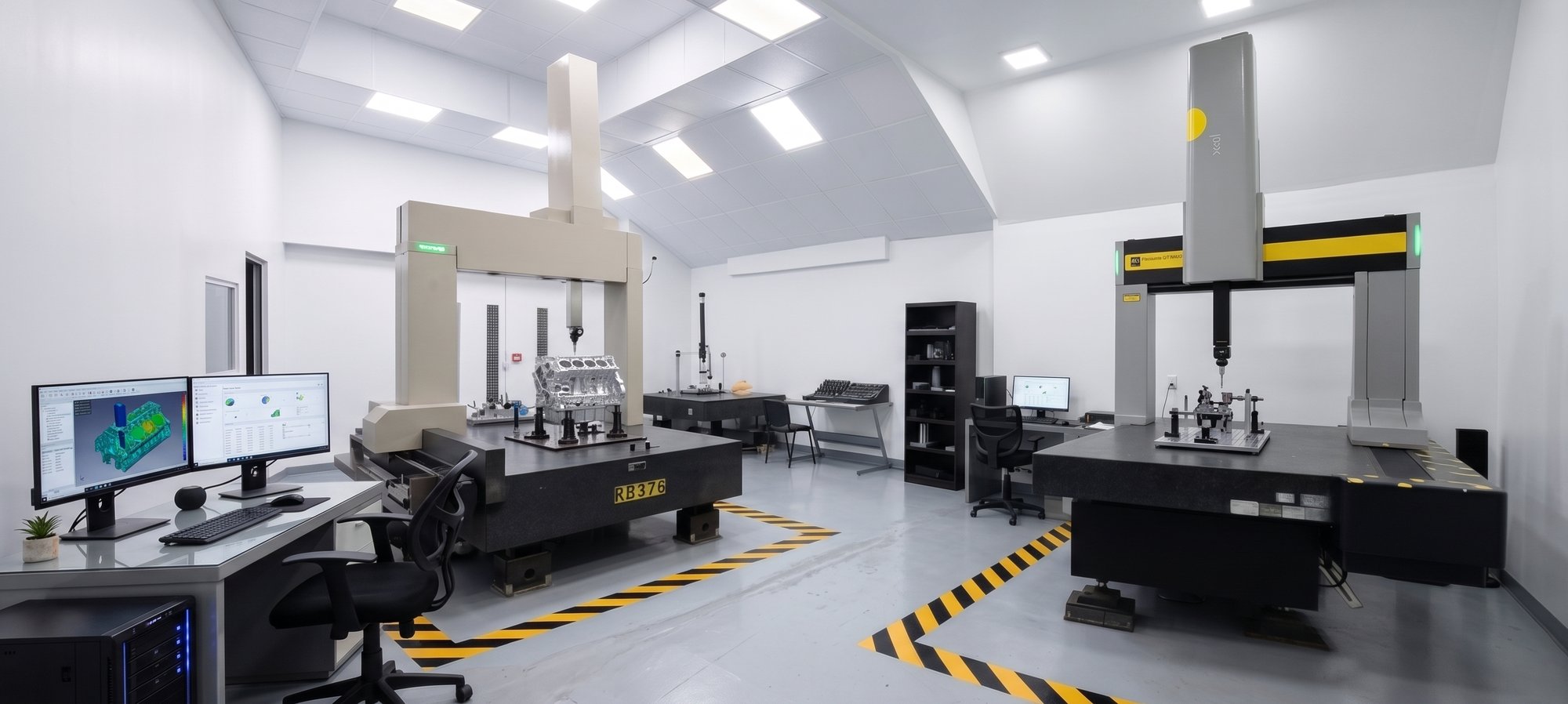 Laboratorio de metrología de Dinmec con dos máquinas de medición por coordenadas